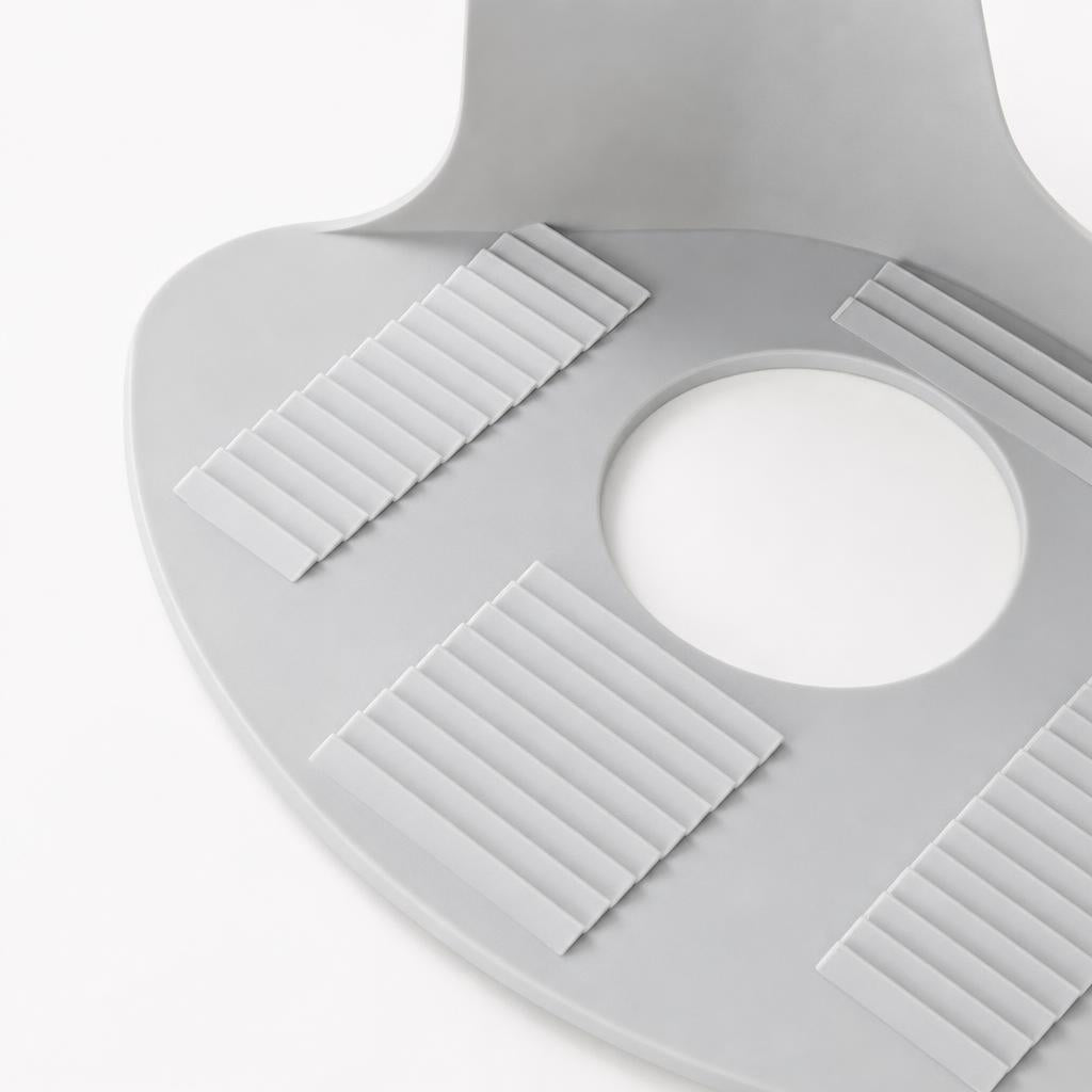 Detalle de la base con los cuatro parches de dentado antideslizante y el orificio central